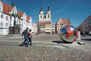 Eine Weltkugel auf dem Wittenberger Marktplatz. Am 20. Mai wird «Weltausstellung Reformation» eröffnet. (Bild: Zöllner/Getty)