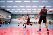 Swiss Central Basketball (weisse Trikots) hat nach zuletzt schwachen Auftritten nun gegen Winterthur den dritten Saisonsieg feiern können. (Bild: Urs Güttinger)