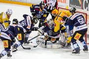 Massenauflauf vor Zug-Goalie Tobias Stephan, der sich zusammen mit Dominic Lammer (von links), Dominik Schlumpf, Fabian Schnyder und Daniel Sondell gegen den Ansturm der Davoser mit Gregory Sciaroni (ganz links) und Mauro Jörg wehrt. (Bild: Keystone / Alexandra Wey)