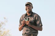 Touristenführer Mike Nyoni will die Löwen besser schützen. (Bild: Win Schumacher)