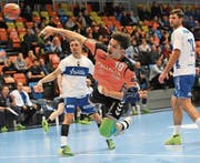 Der Schaffhauser Zoran Markovic trifft gegen die Krienser Adrian Blättler (links) und Albin Alili. (Bild: Mike Kessler (Schaffhausen, 1. März 2018))