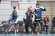 Trainer Heiko Grimm (Mitte) ist wild entschlossen, mit seiner Mannschaft zum Siegen zurückzukehren. (Bild: Roger Grütter (Luzern, 17. April 2017))