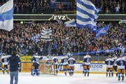 Die EVZ-Spieler jubeln mit ihren Fans nach Spielschluss. (Bild: Daniela Frutiger / Freshfocus (Zug, 10. März 2018))
