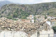 Dhërmi, eines der charmanten Bergdörfer an der «Riviera», nahe der Grenze zu Griechenland. (Bild: Silvia Bucher)