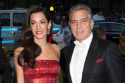Für seine Angebetete verbrachte George Clooney 28 Minuten auf den Knien. (Bild: Bang Showbiz Entertainment)
