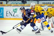 Zugs Doppeltorschütze Jarkko Immonen (in Blau) behauptet den Puck gegen den Davoser Felicien Du Bois.Bild: Alexandra Wey/Keystone (Zug, 29. November 2016)