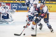 EVZ-Stürmer Reto Suri (rechts) versucht, ZSC-Verteidiger Mathias Seger (links) zu enteilen. (Bild: Alexandra Wey/Keystone (Zug, 23. Januar 2018))