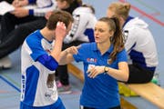 Lauren Bertolacci, hier im Gespräch mit Nick Amstutz, verlässt Volley Luzern. (Bild: Philipp Schmidli (Luzern, 22. Januar 2017))