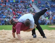 Armon Orlik (oben) gewinnt im 1. Gang gegen Christoph Bieri am NOS in Wattwil. (Bild: Keystone)