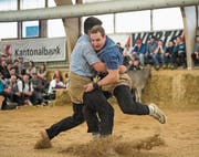 Der Schlussgang zwischen Joel Wicki (rechts) und Mike Müllestein: Der Sörenberger Wicki gewinnt schliesslich mit einem Kurz. (Bild: Roger Grütter (Sarnen, 11. März 2018))