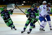 Rob Schremp (links) erzielt auf Pass von Andrew Hutchinson den einzigen Zuger Treffer. (Archivbild Keystone)