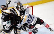 Beim 3:2-Sieg in Lugano: Zugs Topscorer Josh Holden fliegt mitten in die Lugano-Abwehr. (Bild Keystone)