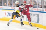 Zugs Nolan Diem (links) kämpft mit Lausannes Benjamin Antonietti um die Scheibe. (Bild: Pascal Muller/Freshfocus (Lausanne, 28. Februar 2018))