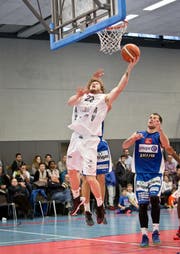 Richard Carter (am Ball) erzielt hier zwei seiner 19 Punkte für Swiss Central. (Bild Manuela Jans-Koch)