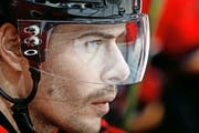 Die Rückkehr von Verteidiger Rafael Diaz (hier im März als Spieler der Calgary Flames) bedeutet für den EV Zug eine klare Verstärkung der Defensive. (Bild: Getty/Gerry Thomas)
