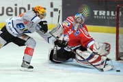 EVZ-Topscorer Josh Holden umspielt ZSC-Torhüter Lukas Flüeler, trifft aber eine Sekunde vor Ablauf der Verlängerung den Pfosten. (Bild EQ)