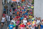 Wahrlich ein Volkslauf: Über 1300 Läuferinnen und Läufer nahmen dieses Jahr teil. (Bild: Pius Amrein, Luzerner Zeitung / Sempach, 1.6.2017)