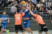 Mit sieben Treffern bester HCK-Schütze: Aleksander Radovanovic, hier im Duell mit Kadettens Zoran Markovic (links) und David Graubner (rechts) hat seinen Vertrag vorzeitig verlängert (Bild: Boris Bürgisser (Kriens, 5. April 2017))