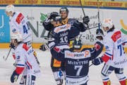 Der EVZ hat gegen die ZSC Lions mit 3:2 gewonnen. Der Zuger Sandro Zangger (hinten, Mitte) freut sich über seinen Siegtreffer. (Bild: Keystone)