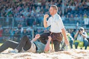 Aufsteiger des Jahres 2016: Remo Käser, hier nach einem gewonnenen Gang gegen Martin Grab am Berner Kantonalen. (Bild: Urs Flüeler/Keystone (Meiringen, 17. Juli 2016))