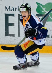 Hatte am Samstag allen Grund zum Jubeln: der Zuger Dominic Lammer, zweifacher Torschütze gegen die SCL Tigers. (Bild: Keystone/Urs Flüeler)