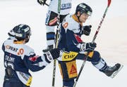 Carl Klingberg (rechts) bejubelt mit EVZ-Teamkollege Dominik Schlumpf seinen Siegtreffer. (Bild: Alexandra Wey/Keystone (Zug, 16. Januar 2018))