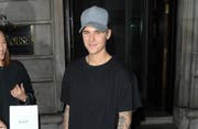 Justin Biebers Vermarkter liessen in San Francisco weisse Graffiti auf die Gehwege sprayen. (Bild: bangshowbiz)