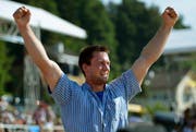 Kilian Wenger jubelt im Juli nach dem gewonnen Schlussgang beim Berner Kantonalen Schwingfest in Niederscherli bei Köniz. (Bild: Keystone)