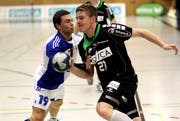 Bald schon im gleichen Dress: Der Zürcher Severin Ramseier, links, versucht im Herbst 2011, einen Krienser Angriff (hier mit Yves Petrig) abzuwehren. (Bild: Archiv Roger Zbinden / Neue LZ)