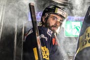 Tim Ramholt vor dem Betreten des Eises in der Bossard-Arena: Die Tage des Verteidigers beim EV Zug sind gezählt. (Bild: Freshfocus/Andy Müller)