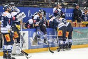 Enttäuschte EVZ-Spieler nach Spielschluss. (Bild: Daniela Frutiger / Freshfocus (Zug, 20. März 2018))