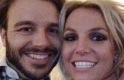 Britney Spears mit Charlie Ebersol (Bild: Bangshowbiz)