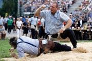 Sven Schurtenberger jubelt nach seinem Sieg gegen Thomas Sempach im vierten Gang beim Unspunnen-Schwinget 2017. (Bild: Peter Klaunzer / Keystone (Interlaken, 27. August 2017))