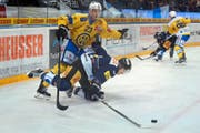 Vorne hat der neue Zuger Center Sven Senteler keinen leichten Stand gegen den Davoser Samuel Walser, hinten teilt ein EVZ-Teamkollege sein Schicksal – doch Kreis ist mit Sentelers Einstand zufrieden. (Bild: EQ/Marc Schumacher)