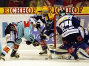 Die Zuger Holden, Weibel und Camichel (v.l.) können den Lakers-Spieler Berglund nicht am Torschuss hindern. (Bild Keystone)