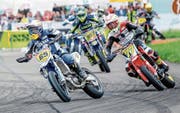 «Bad Boy» Dani Müller (Nummer 65) hält den Gastfahrer Dominique Aegerter (77) in Schach (Bild: Tamara Huber (Emmen, 23. Juli 2017))