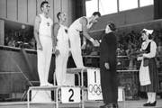 Jack Günthard erhält am 24. Juli 1952 von Graf Bonacossa von Italien die Goldmedallie an den Olympischen Sommerspielen von Helsinki für seine Darbietung am Reck. (Bild: Keystone)