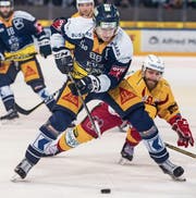 Der Zuger Stürmer Sven Senteler behauptet sich gegen Langnaus Flurin Randegger. Senteler erzielte das wichtige Tor zum 3:1. (Bild: Alexandra Wey/Keystone (Zug, 2. Februar 2018))