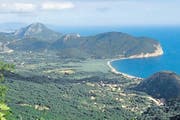 Berge erheben sich direkt aus dem Meer – an der albanischen Küste in der Grenzregion zu Montenegro. (Bild: Silvia Bucher)