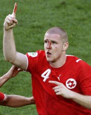 Jubel trotz klaffender Wunde bei Philippe Senderos. 2006 verletzte er sich beim Kopftor gegen Südkorea oberhalb des rechten Auges. (Bild: AP)
