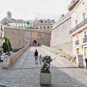 Aufgang zur Altstadt: Die Hauptstadt Eivissa verfügt über trutzige Bollwerke. (Bild: Angela Allemann)