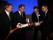 Symbolischer Akt: Erwin Bachmann, Jürg Weber, Oliver Kuhn und Bruno Hollenweger schliessen Tele 1 ans Netz an. (Bild André Häfliger/Neue LZ)