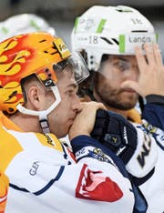 Enttäuschte Zuger Gesichter: Lino Martschini (links) und Dominik Schlumpf. (Bild: Laurent Gillieron/Keystone.)