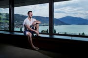 David McIntyre geniesst in der «Skylounge» im 18. Stock des Zuger «Uptown» die Aussicht auf die Berge und den Zugersee. (Bild: Stefan Kaiser (Zug, 18. August 2016))