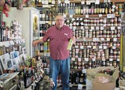 Jean-Marie Chionga in seinem Feinkostladen in Calvi. (Bild: Axel Baumann)