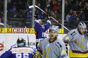 Josh Holden jubelt nach seinem 1:0. (Bild Stefan Kaiser/Neue ZZ)