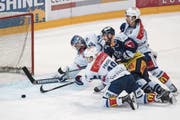 EVZ-Spieler Nolan Diem (Mitte) kann sich gegen zwei Zürcher Gegenspieler und Goalie Lukas Flüeler nicht durchsetzen. (Bild: Urs Flüeler/Keystone (Zug, 15. März 2018))