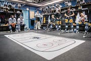 Ausrüstung: Die Spieler des EV Zug machen sich in der Garderobe bereit fürs Warm-up auf dem Eis. (Bilder: Boris Bürgisser (Zug, 3. März 2018))