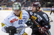 Zugs Santeri Alatalo, links und Servettes Goran Bezina, rechts. (Bild: Keystone/ Salvatore di Nolfi)