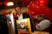Herzchirurg René Prêtre. Vorne die beiden Trophäen für den Sieg in der Kategorie Gesellschaft (links) und der Stein für den Schweizer des Jahres. (Bild André Häfliger/Neue LZ)